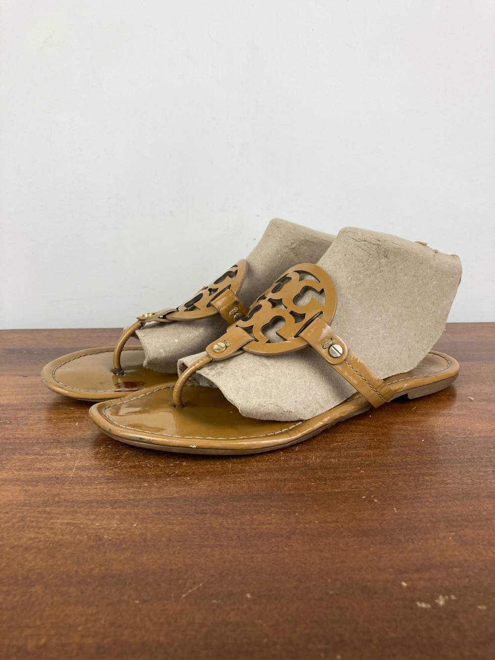Tory Burch Miller Thong Sandals Beige Patent Leather Logo Women’s 8 Approx.